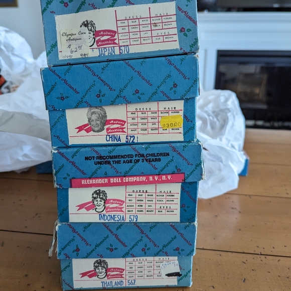 Mme Alexander‎ Doll Set of 4: Japan China Indonesia Thailand, Boxed, Vintage - Picture 2 of 15